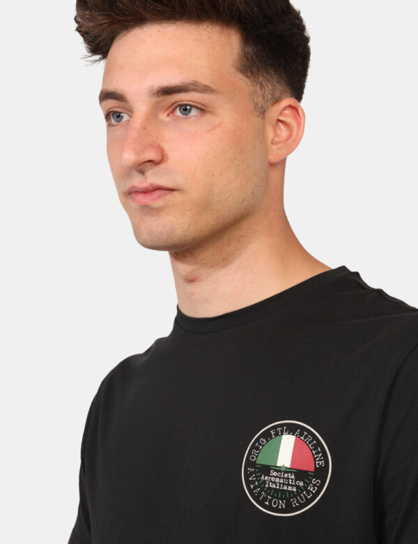 T-shirt Aeronautica Italiana Nero - T-shirt classica su base nera con piccola stampa coordinata. La vestibilità del capo è m