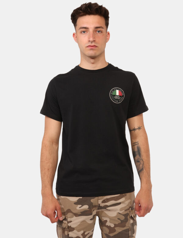 T-shirt Aeronautica Italiana Nero - T-shirt classica su base nera con piccola stampa coordinata. La vestibilità del capo è m