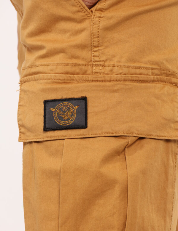 Bermuda Aeronautica Italiana Giallo - Bermuda in total senape, con tasche a taglio trasversale, tasche a toppa laterale, e t