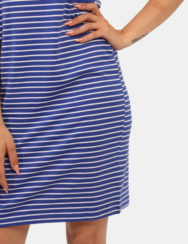 Vestito Ake Blu - Abito corto rigato in bianco e blu elettrico, con spalline e girocollo classico. Il vestito è adatto per o
