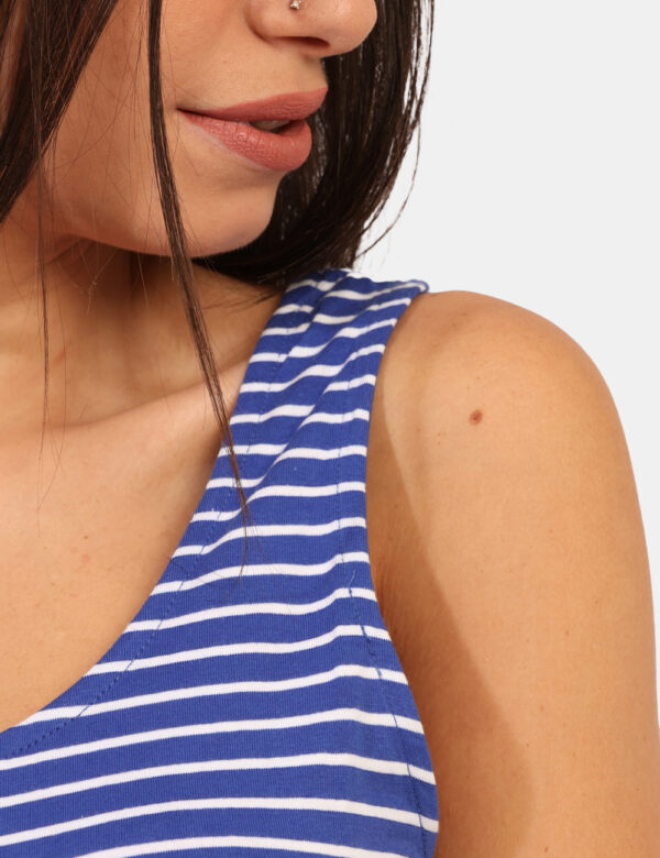 Vestito Ake Blu - Abito corto rigato in bianco e blu elettrico, con spalline e girocollo classico. Il vestito è adatto per o