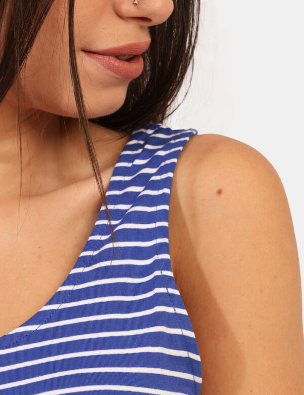 Vestito Ake Blu - Abito corto rigato in bianco e blu elettrico, con spalline e girocollo classico. Il vestito è adatto per o