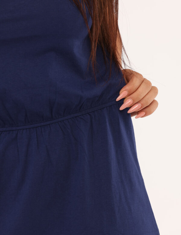 Vestito Ake Blu - Abito corto in total blu, con spalline e scollo sul retro. La vestibilità è morbida e regplabile agevolata
