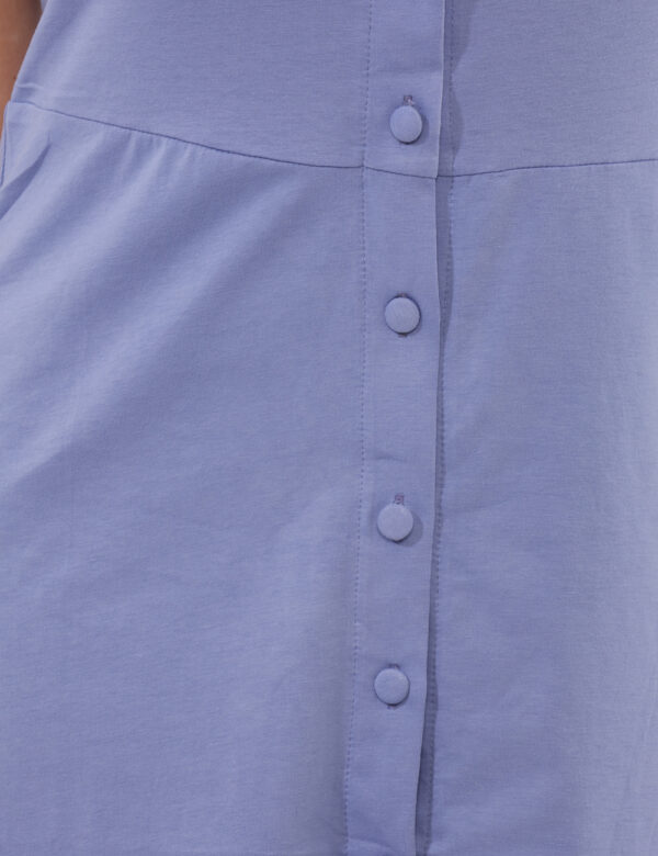 Vestito Ake Azzurro - Abito corto in total azzurro celeste, con spalline e scollo a V. La vestibilità è morbida e pratica gr