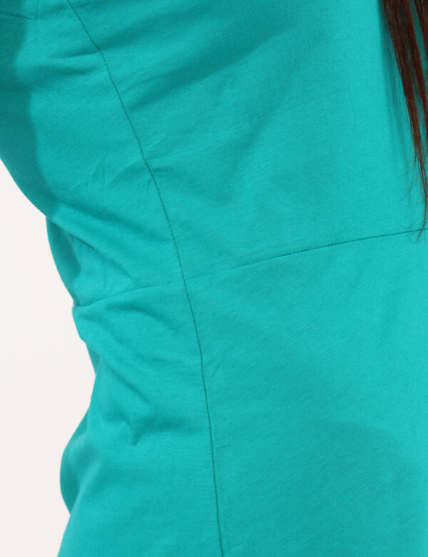Vestito Ake Verde - Abito corto in total verde smeraldo, con spalline e scollo a V. La vestibilità è morbida e pratica grazi