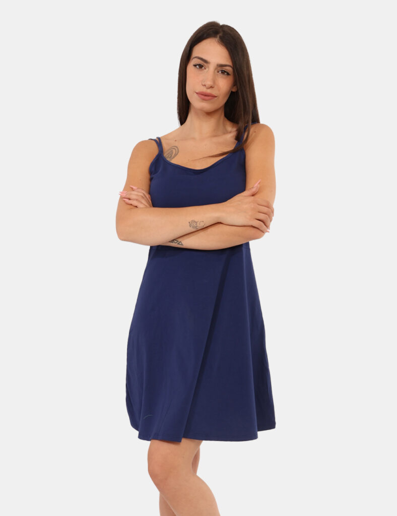 Vestito Ake Blu - Abito corto in total blu navy, con spalline strette doppie che si incrociano sul retro. La vestibilità è m