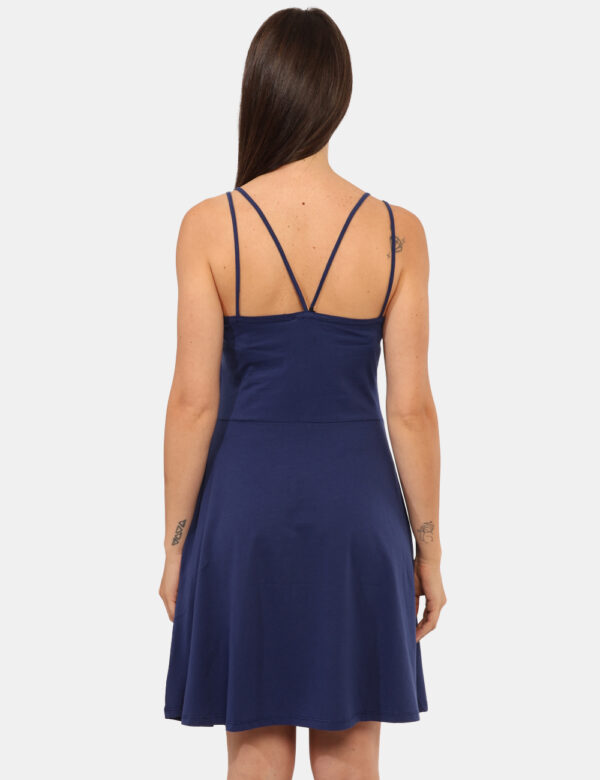 Vestito Ake Blu - Abito corto in total blu navy, con spalline strette doppie che si incrociano sul retro. La vestibilità è m