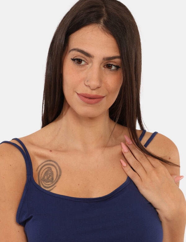 Vestito Ake Blu - Abito corto in total blu navy, con spalline strette doppie che si incrociano sul retro. La vestibilità è m