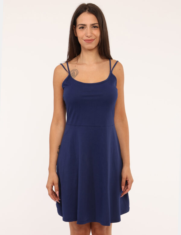 Vestito Ake Blu - Abito corto in total blu navy, con spalline strette doppie che si incrociano sul retro. La vestibilità è m