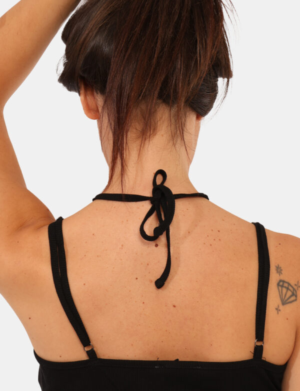 Vestito Ake Nero - Abito corto in total nero, con spalline strette regolabili e scollo a V con laccetto. La vestibilità è mo