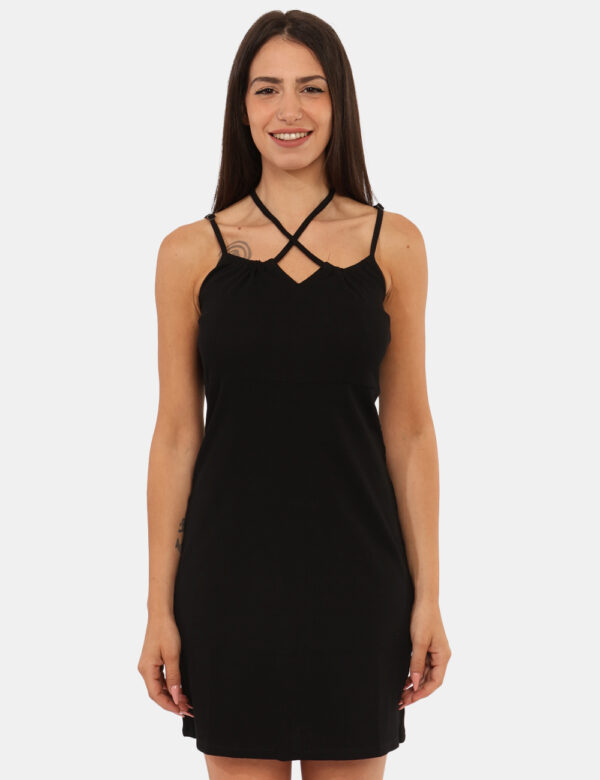 Vestito Ake Nero - Abito corto in total nero, con spalline strette regolabili e scollo a V con laccetto. La vestibilità è mo