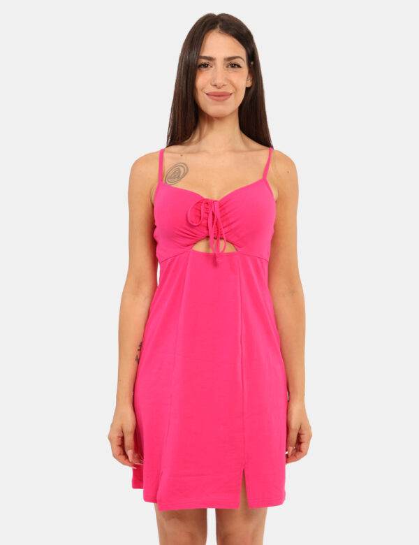 Vestito Ake Fucsia - Abito corto in total fucsia, con spalline strette regolabili e scollo arricciato. La vestibilità è morb