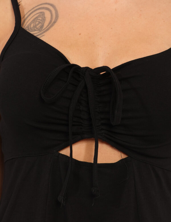 Vestito Ake Nero - Abito corto in total nero, con spalline strette regolabili e scollo arricciato. La vestibilità è morbida