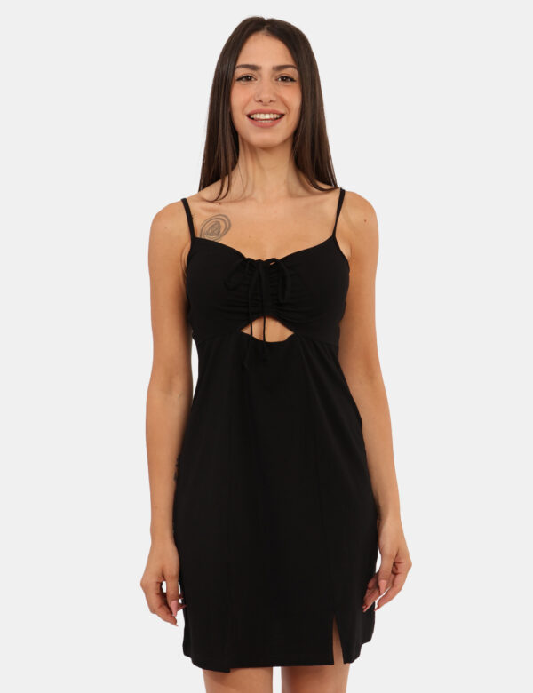 Vestito Ake Nero - Abito corto in total nero, con spalline strette regolabili e scollo arricciato. La vestibilità è morbida