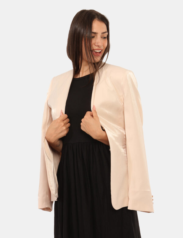 Blazer Yes Zee Beige - Blazer in total beige con tessuto leggermente patinato e tasche fake. La vestibilità è morbida e rego