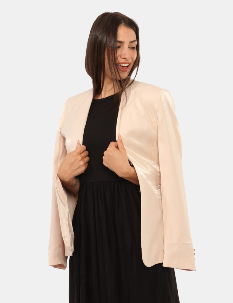 Blazer Yes Zee Beige - Blazer in total beige con tessuto leggermente patinato e tasche fake. La vestibilità è morbida e rego