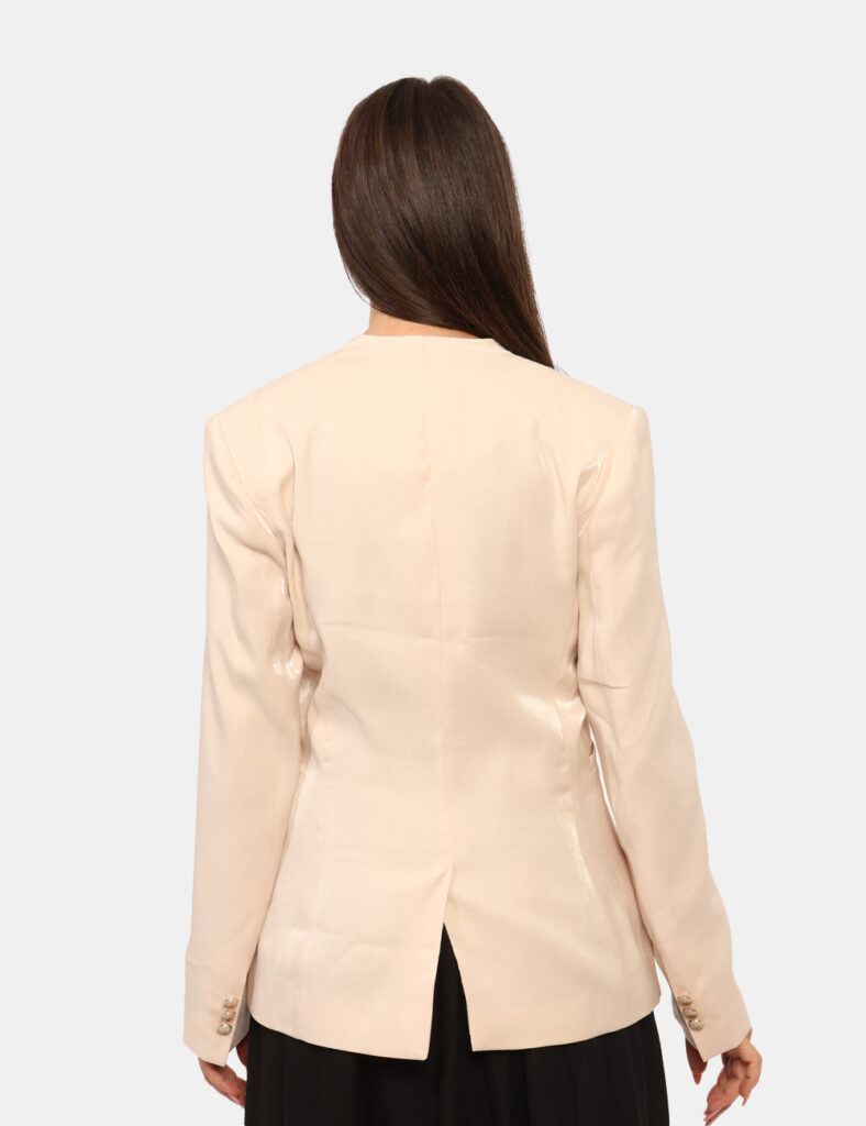 Blazer Yes Zee Beige - Blazer in total beige con tessuto leggermente patinato e tasche fake. La vestibilità è morbida e rego