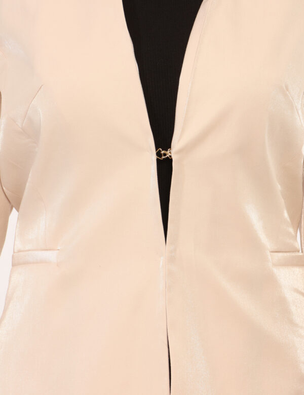 Blazer Yes Zee Beige - Blazer in total beige con tessuto leggermente patinato e tasche fake. La vestibilità è morbida e rego