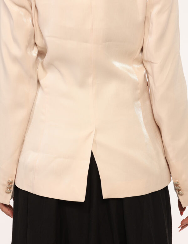 Blazer Yes Zee Beige - Blazer in total beige con tessuto leggermente patinato e tasche fake. La vestibilità è morbida e rego