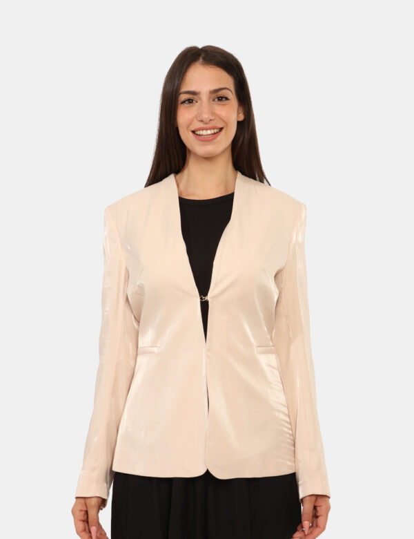 Blazer Yes Zee Beige - Blazer in total beige con tessuto leggermente patinato e tasche fake. La vestibilità è morbida e rego