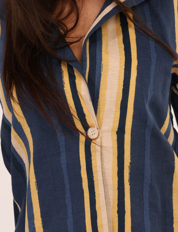 Blazer Yes Zee Blu - Blazer in lino su fantasia rigata blu e gialla. La vestibilità è morbida e pratica grazie ad unico bott