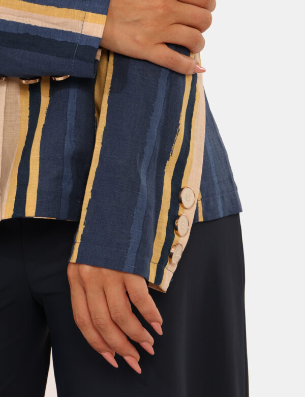 Blazer Yes Zee Blu - Blazer in lino su fantasia rigata blu e gialla. La vestibilità è morbida e pratica grazie ad unico bott