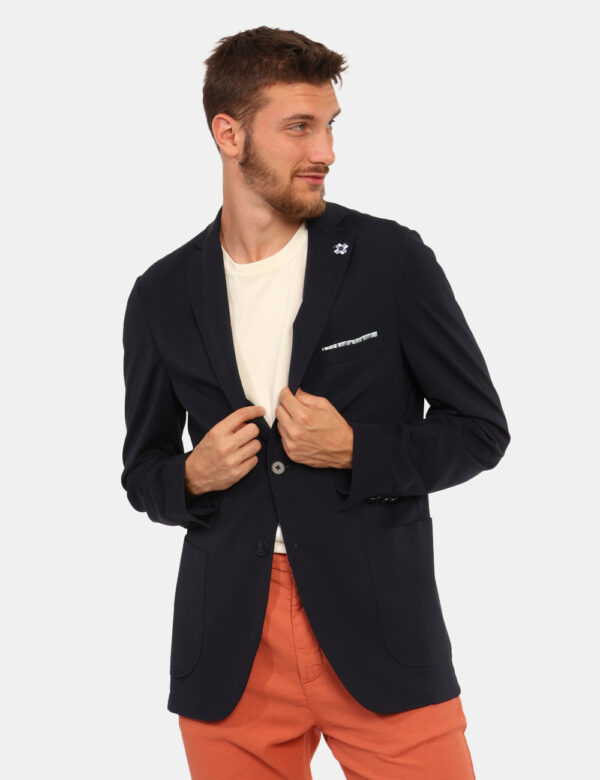 Giacca Sseinse Blu - Giacca classica in total blu navy con tasche fake più taschino a toppa. La vestibilità è morbida e prat