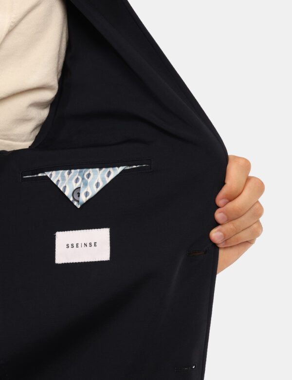 Giacca Sseinse Blu - Giacca classica in total blu navy con tasche fake più taschino a toppa. La vestibilità è morbida e prat