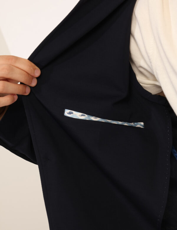 Giacca Sseinse Blu - Giacca classica in total blu navy con tasche fake più taschino a toppa. La vestibilità è morbida e prat