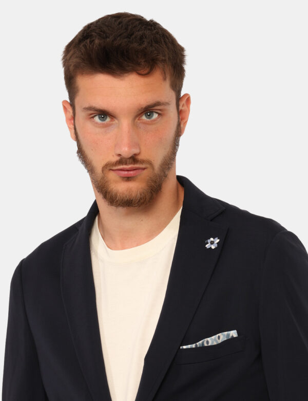 Giacca Sseinse Blu - Giacca classica in total blu navy con tasche fake più taschino a toppa. La vestibilità è morbida e prat