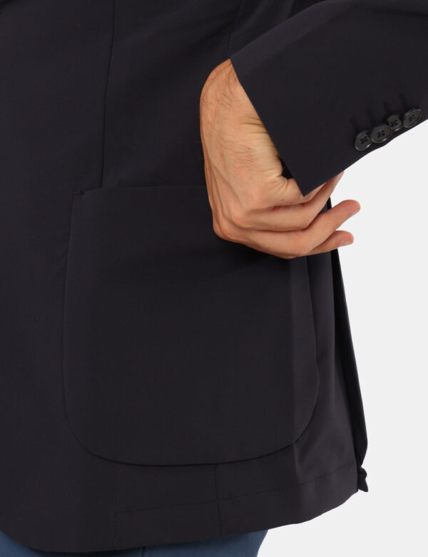 Giacca Sseinse Blu - Giacca classica in total blu navy con tasche fake più taschino a toppa. La vestibilità è morbida e prat