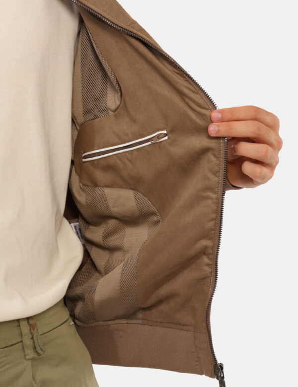 Giubbino Sseinse Marrone - Giubbino in simil scamosciato in total marrone chiaro con colletto alla coreana, più tasche a tag