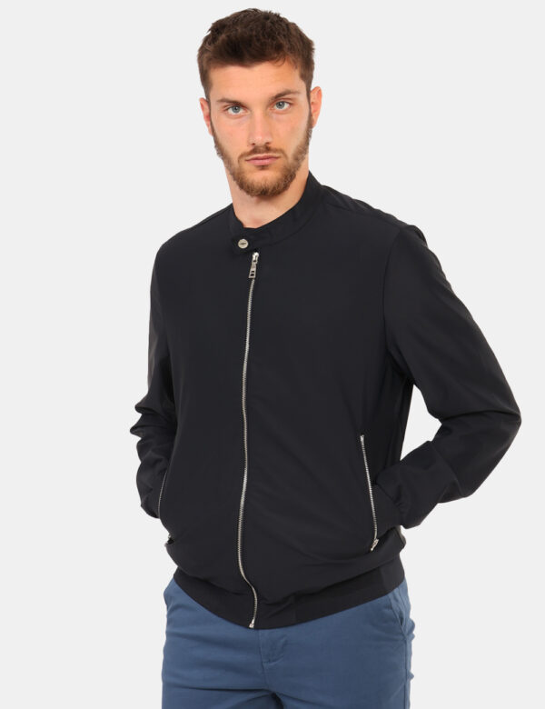 Giubbino Sseinse Blu - Giubbino in total blu navy, più tasche a taglio trasversale con chiusura a zip. La vestibilità è morb