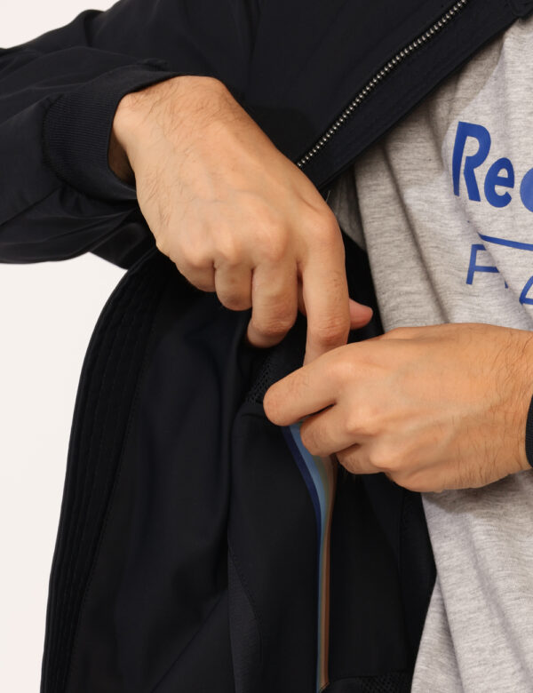 Giubbino Sseinse Blu - Giubbino in total blu navy, più tasche a taglio trasversale con chiusura a zip. La vestibilità è morb