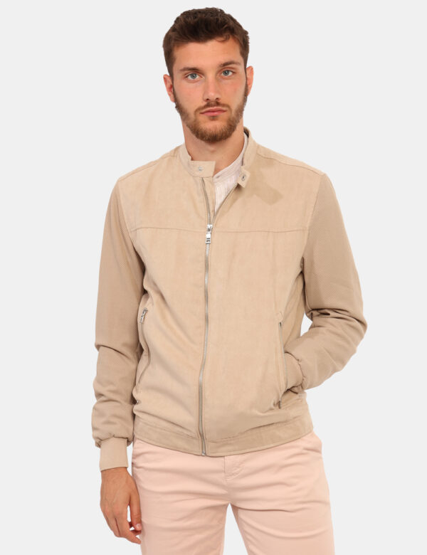 Giubbino Sseinse Beige - Giubbino in simil scamosciato in total beige, più tasche a taglio trasversale con chiusura a zip. L