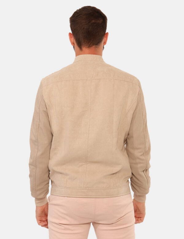 Giubbino Sseinse Beige - Giubbino in simil scamosciato in total beige, più tasche a taglio trasversale con chiusura a zip. L