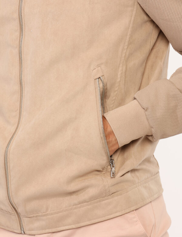 Giubbino Sseinse Beige - Giubbino in simil scamosciato in total beige, più tasche a taglio trasversale con chiusura a zip. L