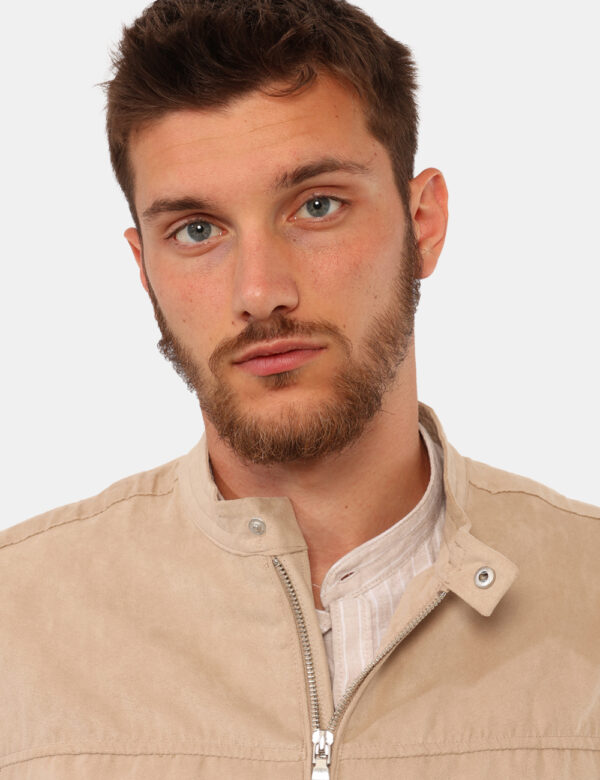 Giubbino Sseinse Beige - Giubbino in simil scamosciato in total beige, più tasche a taglio trasversale con chiusura a zip. L