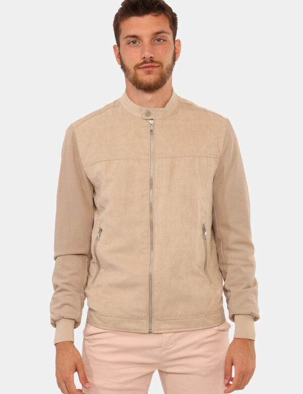 Giubbino Sseinse Beige - Giubbino in simil scamosciato in total beige, più tasche a taglio trasversale con chiusura a zip. L