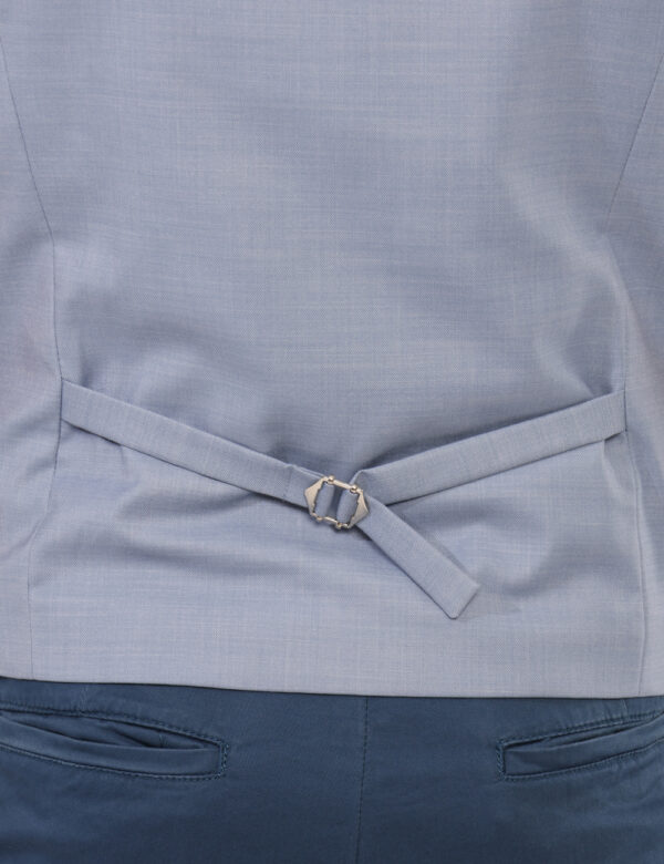 Gilet Sseinse Azzurro - Gilet classico con tasche fake ed in total azzurro. La vestibilità è morbida e regolare grazie a bot