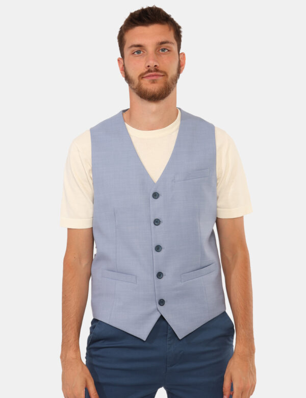 Gilet Sseinse Azzurro - Gilet classico con tasche fake ed in total azzurro. La vestibilità è morbida e regolare grazie a bot
