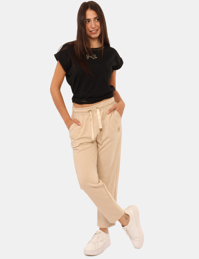 Pantaloni Yes Zee Beige - Pantaloni simil tuta, in total beige con tasche a taglio trasversale sul fronte. La vestibilità è