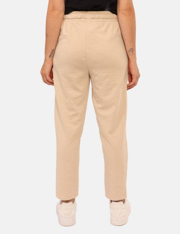 Pantaloni Yes Zee Beige - Pantaloni simil tuta, in total beige con tasche a taglio trasversale sul fronte. La vestibilità è