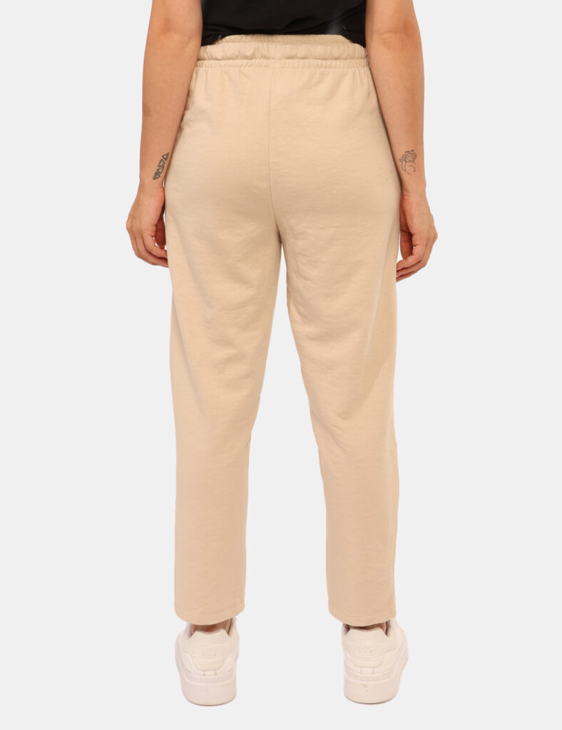 Pantaloni Yes Zee Beige - Pantaloni simil tuta, in total beige con tasche a taglio trasversale sul fronte. La vestibilità è