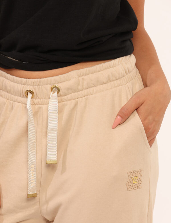 Pantaloni Yes Zee Beige - Pantaloni simil tuta, in total beige con tasche a taglio trasversale sul fronte. La vestibilità è