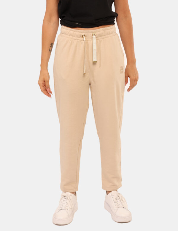 Pantaloni Yes Zee Beige - Pantaloni simil tuta, in total beige con tasche a taglio trasversale sul fronte. La vestibilità è