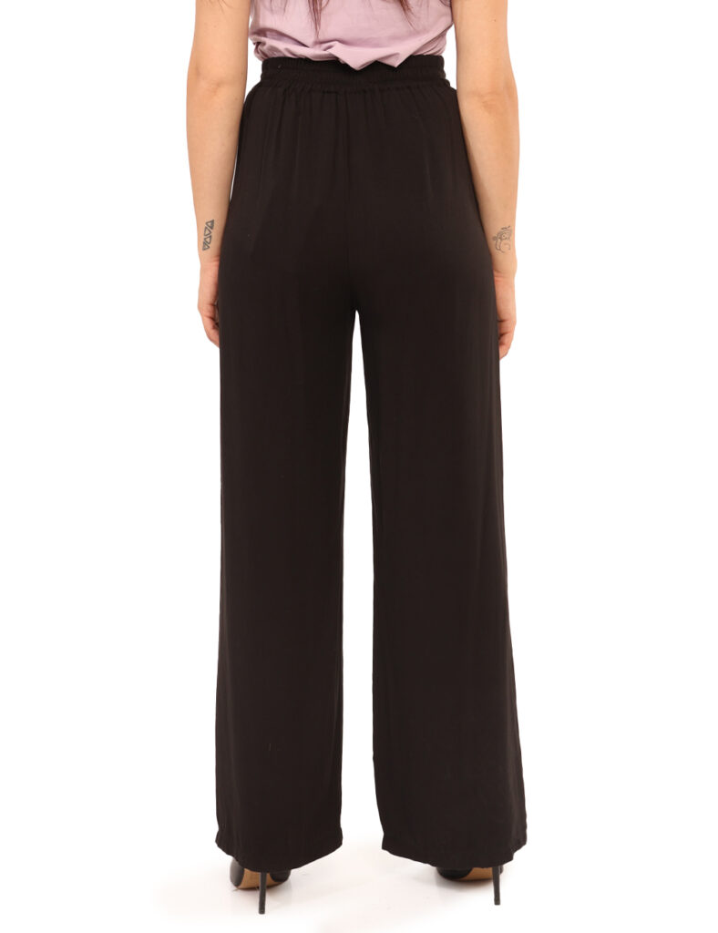 Pantaloni Yes Zee Nero - Pantaloni morbidi in total nero, con tasche a taglio trasversale e piccola targhetta logo brand. La