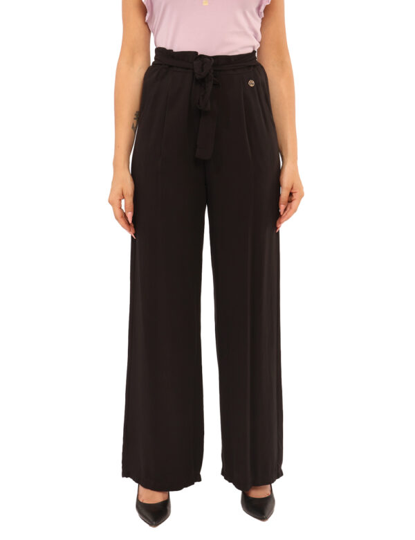 Pantaloni Yes Zee Nero - Pantaloni morbidi in total nero, con tasche a taglio trasversale e piccola targhetta logo brand. La
