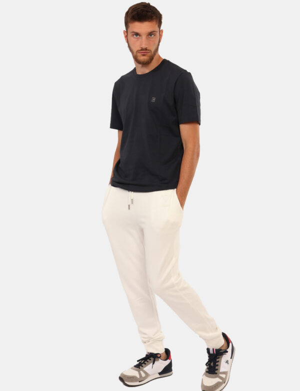 Pantaloni Yes Zee Bianco - Pantaloni simil tuta, in total bianco con tasche a taglio trasversale sul fronte e tasca con zip