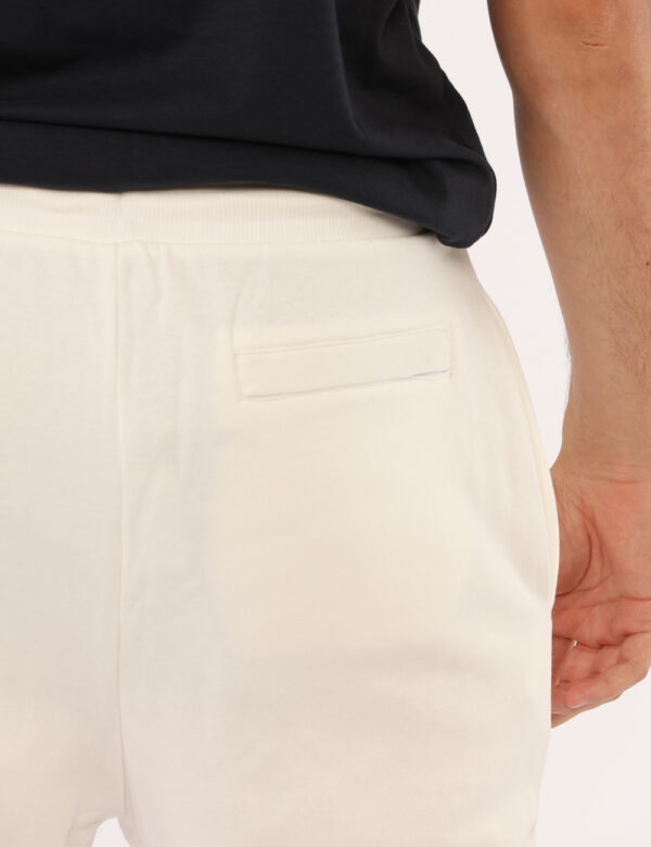 Pantaloni Yes Zee Bianco - Pantaloni simil tuta, in total bianco con tasche a taglio trasversale sul fronte e tasca con zip
